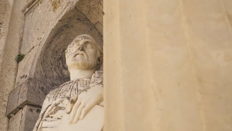 Pintoresca-Estatua-Del-Apóstol-Fuera-De-La-Iglesia-De-Santa-María-En-Medina-sidonia,-España