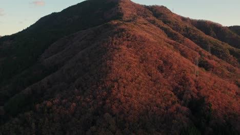 Cámara-Lenta-De-Drones-Aéreos-De-La-Cordillera-Llena-De-árboles-En-El-Horizonte-En-Hyogo-Japón