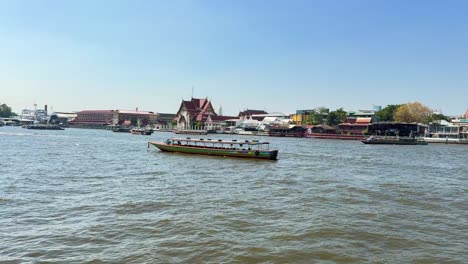 Barco-De-Pasajeros-Crucero-Por-El-Río-Chao-Phraya-Durante-El-Día-Bangkok,-Tailandia