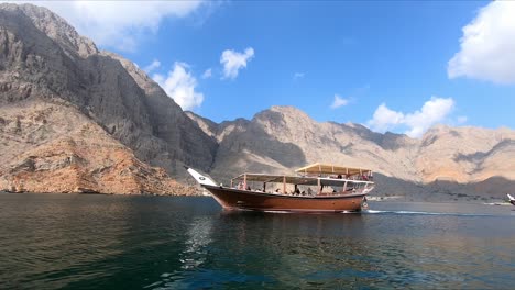 Vista-De-Un-Dhow-Turístico-Navegando-Por-El-Mar-De-Khasab-Observando-Delfines