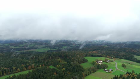 Nebelige-Wolken-über-Herbstlichen-Wäldern-In-Der-Nähe-Von-Land