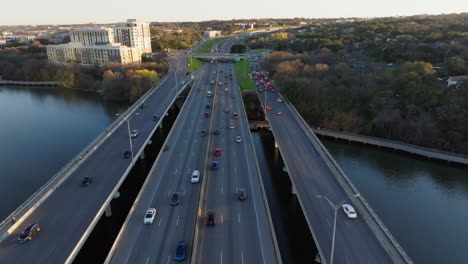 Flussüberquerung-Aus-Der-Luft:-Der-Verkehr-Fließt-Reibungslos-Auf-Der-Weitläufigen-Mehrspurigen-Autobahnbrücke