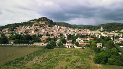 Aerial-establishing-shot-of-the-beautiful-Cadenet-Provence-in-France