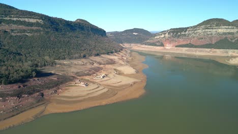 Drohnenflug-In-Einem-Wunderschönen-Naturpark-In-Spanien,-Europa-Oder-Sumpfdeich-In-Katalonien,-Spanien,-Intensive-Dürre-Im-Jahr-2024