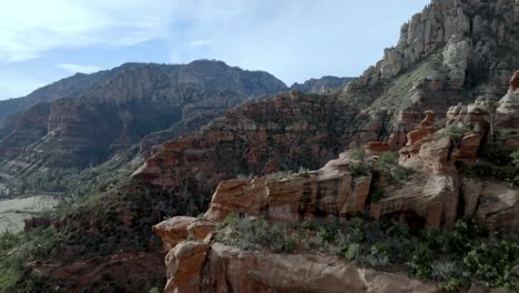 Red-Rock-Mountains-Und-Buttes-In-Sedona,-Arizona-Mit-Drohnenvideo,-Das-Sich-Tief-Und-Vorwärts-Bewegt