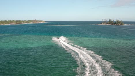 Schnellboot-Hinterlässt-Kielwasser-Im-Blauen-Meer-Und-Segelt-Zur-Insel-In-Honduras