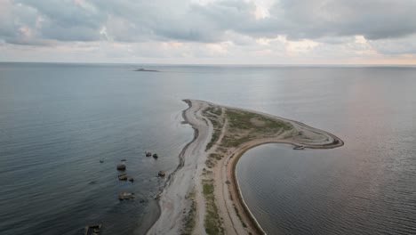 Movimiento-Cinematográfico-De-Drones-Hacia-Atrás-Saaremaa-Estonia