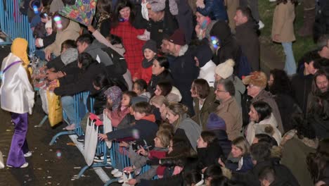 La-Gente-Se-Reúne-En-El-Desfile-De-Los-Tres-Reyes-Magos,-También-Conocido-Como-El-Desfile-De-Los-Tres-Reyes-Magos