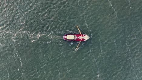 Drohnenaufnahme-Von-Oben-Eines-Fischerboots,-Das-Die-Netze-Durch-Das-Wasser-Zieht