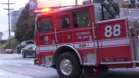 Feuerwehrautos-Reagieren-Mit-Lichtern-Und-Sirenen