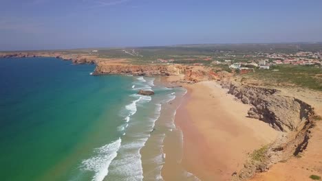 Antena-Del-Océano-Azul-En-Sagres-Algarve-Portugal-Con-Grandes-Olas-Para-Surfistas