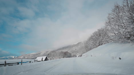 POV-Video-Einer-Fahrt-Durch-Norwegens-Westfjorde-Im-Winter,-Das-Eine-Reise-Entlang-Verschneiter-Straßen-Zeigt