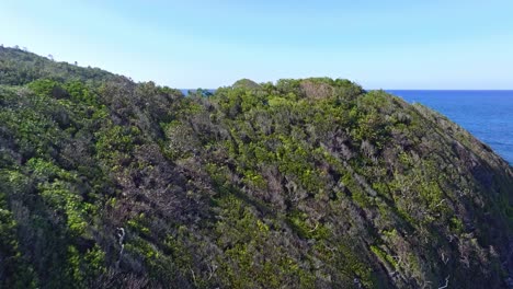 Exuberantes-Montañas-Y-Pintoresco-Océano-En-Playa-Ermitaño-En-República-Dominicana---Toma-Aérea-De-Drones