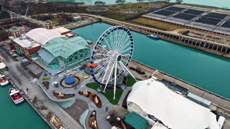 Fliegen-Um-Das-Centennial-Wheel-Am-Navy-Pier,-Im-Bewölkten-Chicago---Luftaufnahme