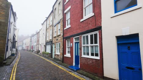 Menschen-Spazieren-Durch-Die-Ruhigen-Straßen-Von-Staithes,-Einem-Verschlafenen-Fischerdorf-An-Der-Küste-Von-Yorkshire-In-England