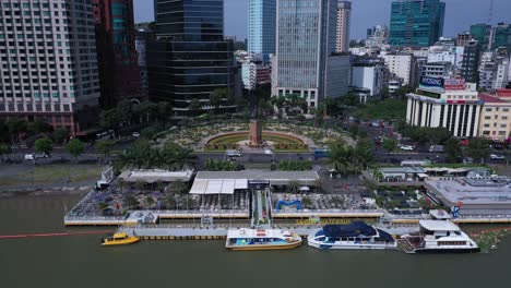 Muelle-De-Ferry-De-Saigón-Vietnam-Y-Rotonda-De-Tráfico