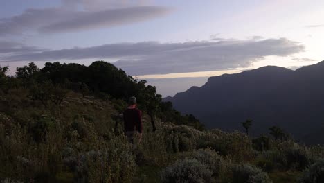 Una-Caravana-Mira-Hacia-El-Monte-Moroto-Durante-El-Amanecer-En-Uganda,-África-Oriental