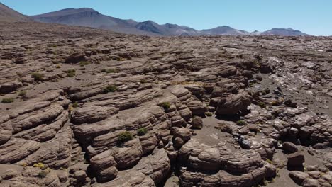 Überführung-über-Die-Glatt-Erodierte-Felslandschaft-Des-Valle-De-Las-Rocas,-Bolivien