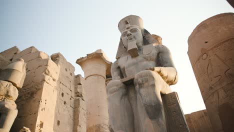 Una-Antigua-Estatua-Egipcia-Fuera-De-Un-Templo.