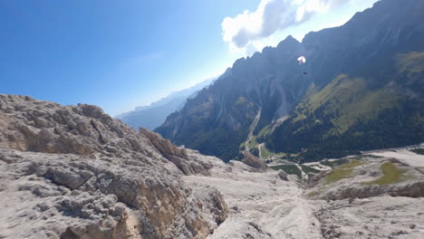 Valle-Mágico-Y-Montañas-Rocosas-De-Dolomitas-Y-Parapente,-Vista-Aérea-Fpv