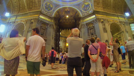 Turistas-En-El-Interior-Barroco-De-La-Basílica-De-San-Pedro-En-La-Ciudad-Del-Vaticano-Gran-Angular