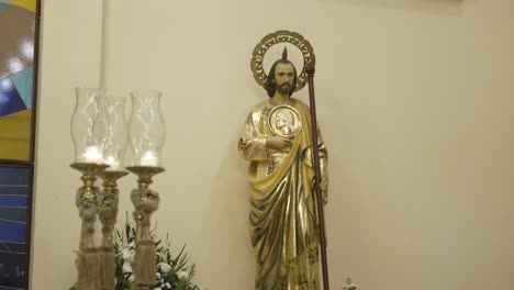 Goldene-Skulptur-Des-Heiligen-Judas-Thaddäus-Teil-Der-Innenausstattung-Der-Katholischen-Kirche
