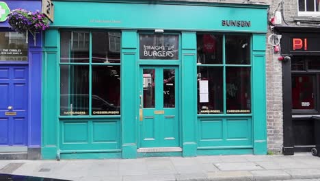 Bunsen-Burgers-restaurant-in-Dublin,-turquoise-facade