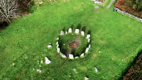 Von-Oben-Nach-Unten-Aufgenommene-Luftaufnahmen-Einer-Drohne,-Die-Sich-über-Den-Steinkreis-Von-Drombeg-Erhebt,-Einem-Alten-Historischen-Wahrzeichen-In-Der-Grafschaft-Cork,-Irland