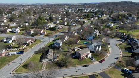 Vivienda-Americana-Y-Zona-Residencial-En-La-Pequeña-Ciudad-De-EE.UU.