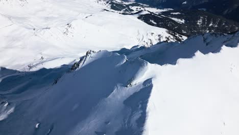 Wunderschöne-Aussicht-Auf-Einen-Schneebedeckten-Berg-In-Einem-Skigebiet