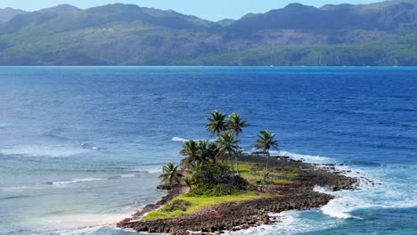 Isla-Tropical-Solitaria-Con-Costa-Rocosa-Y-Palmeras-Frente-Al-Paisaje-Marino