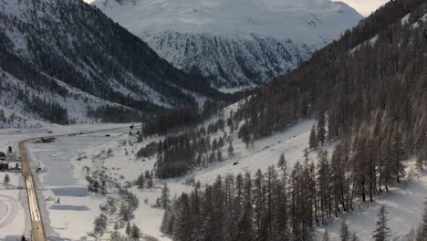 Atemberaubendes-Drohnenvideo-Der-Livigno-Alpen:-Schneegipfel,-Stadt-Und-Bergdorf,-Ideal-Für-Hochwertige-Winter--Und-Tourismuswerbung