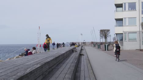 Gente-Disfrutando-De-La-Vista-Durante-El-Verano-Sobre-El-Paseo-Marítimo-En-Malmo,-Suecia