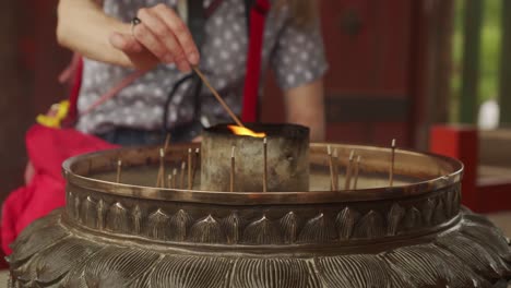 Tourist-Zündet-Weihrauch-Aus-Flamme-In-Nara