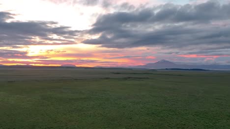 Sur-De-Islandia---Amanecer-Sobre-El-Volcán-Hekla---Drone-Volando-Hacia-Adelante