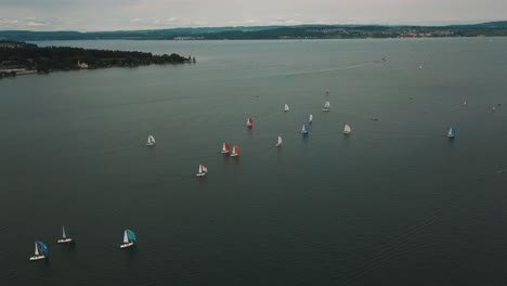 Wind-Füllt-Die-Segel-Der-Schaluppen-Rennen-In-Einer-Jährlichen-Regatta-In-Deutschland