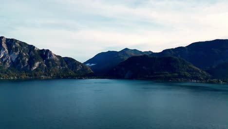 Serena-Vista-Aérea-De-Un-Lago-Turquesa-Rodeado-De-Exuberantes-Montañas-Verdes