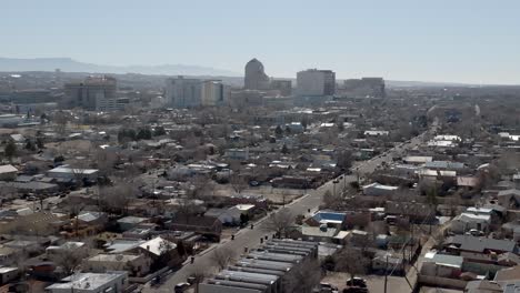 Centro-De-Albuquerque,-Nuevo-México,-Con-Un-Amplio-Espectáculo-De-Video-De-Drones-Moviéndose-En-Un-Círculo-De-Paralaje