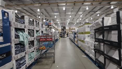 POV-Caminando-Por-El-Pasillo-De-Toallas-Y-Ropa-De-Cama-En-El-Almacén-De-Costco