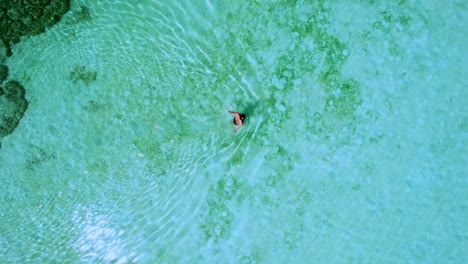 Touristen-Schwimmen-Am-Mai-Ngam-Strand-Mit-Einem-Top-Down-Luftbild-über-Türkisfarbenes-Wasser-Im-Mu-Ko-Surin-Nationalpark,-Surin-Island,-Thailand