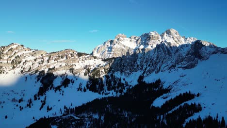 Fronalpstock-Suiza-Glarus-Alpes-Suizos-Vuelo-Hacia-Picos-Soleados-Con-Valle-Debajo