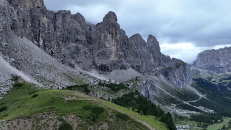 Vista-Panorámica-Del-Valle-De-La-Montaña-Dolomita