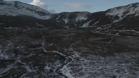 Das-Zerklüftete-Gelände-Und-Die-Schneebedeckten-Gipfel-Am-Quiraing-Auf-Der-Isle-Of-Skye,-Schottland,-Im-Winter,-Luftaufnahme