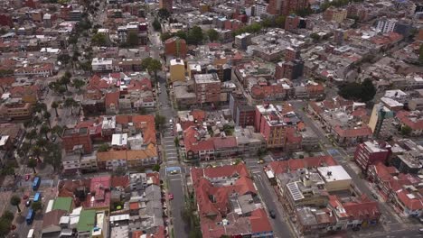 Panoramafoto-Der-Stadt-Bogotá-Mit-Vielen-Gebäuden-Im-Norden-Der-Stadt,-Dem-Großen-Gebäude-Von-Bogotá-Und-Seinen-Terrassen