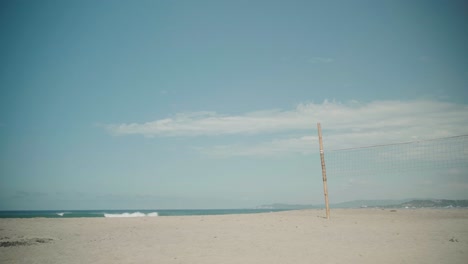Malerischer-Strand-Mit-Volleyballnetz-Und--stange-In-La-Union,-Philippinen