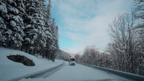 Vídeo-En-Primera-Persona-De-Un-Viaje-Diurno-Por-Las-Carreteras-Nevadas-De-Los-Fiordos-Occidentales-De-Noruega,-Rodeado-De-Altas-Montañas-Cubiertas-De-Nieve-Y-Con-árboles