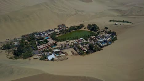 Huacachina-Oase-Umgeben-Von-Sanddünen-In-Der-Atacama-Wüste-Von-Peru