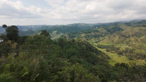 Panorámica-De-Mano-Derecha-Valle-Verde-En-Los-Andes-En-Salento,-Colombia