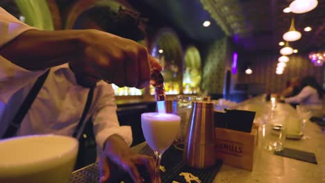 Un-Barman-Negro-Está-Usando-Un-Soplete-Para-Prender-Fuego-A-Las-Bebidas-En-Un-Bar-De-Propiedad-Negra-En-La-Ciudad