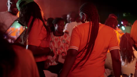 Mujeres-Marfileñas-Bailando-En-Una-Zona-De-Fans-Después-De-La-Victoria-En-Costa-De-Marfil,-Copa-Africana-De-Naciones-2023,-Abidjan